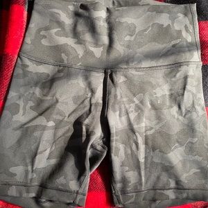 Wunder Under train Camo shorts size 6